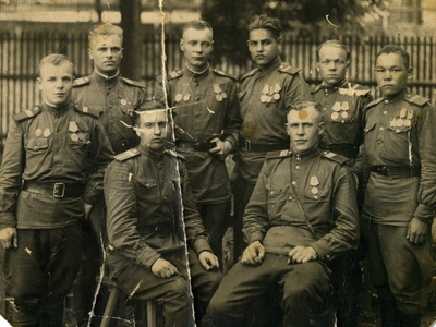 Первый справа стоит Пакишев Ф.А. Берлин 1945 г.