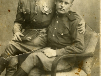 Слева сидит на спинке кресла Пакишев Ф.А. Берлин 1945 г.