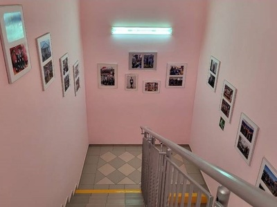 Центральная лестница на 2 этаж